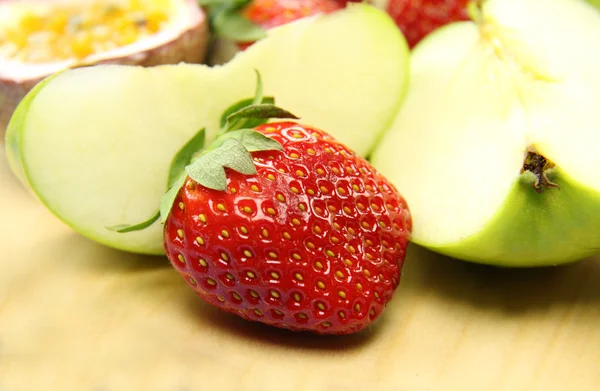 딸기와 사과 — 스톡 사진