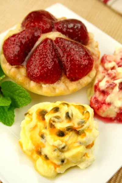 Passionfruit Cream And Strawberry Tart — Stock Photo, Image