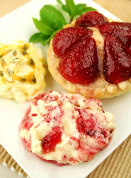 Cranberry Cream And Strawberry Tart — Stock Photo, Image