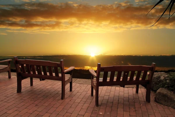 Východ slunce nad lavičky — Stock fotografie