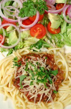 Bolognese ve salata