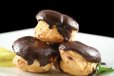 Çikolatalı profiterol yığını