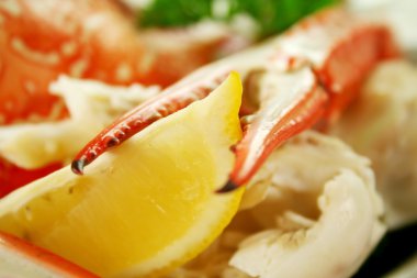 kırık yengeç ve limon