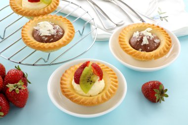 Kremalı ve çikolatalı tart