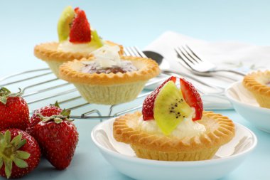 Kremalı ve çikolatalı tart