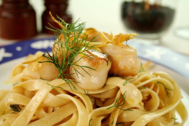 Fettucini scallpos ile