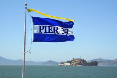 Pier 39 bayrak ve alcatraz, san francisco, ca