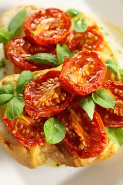 kavrulmuş domates bruschetta