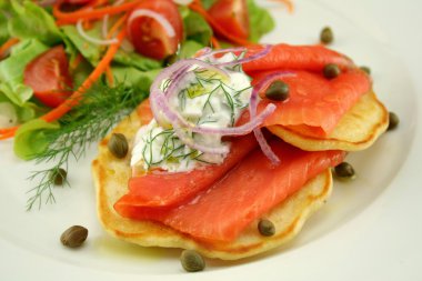 börek üzerinde füme alabalık