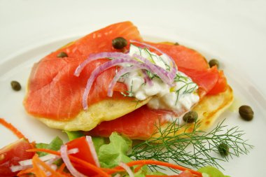 börek üzerinde füme alabalık