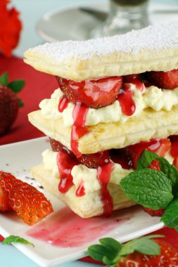 çilek mille feuille