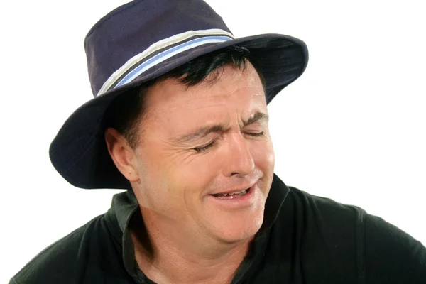 Человек в шляпе плачет — стоковое фото