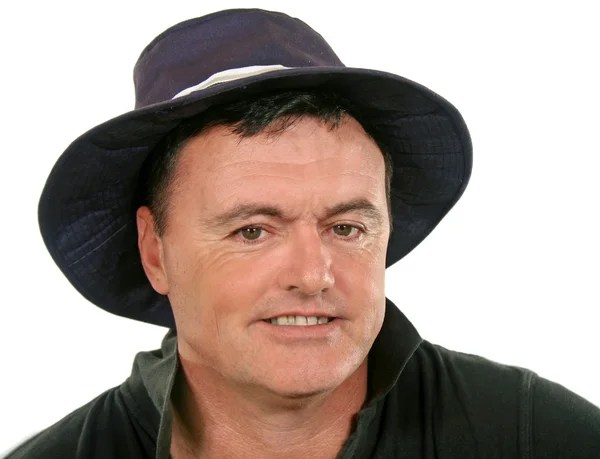Mann mit Hut lächelt — Stockfoto
