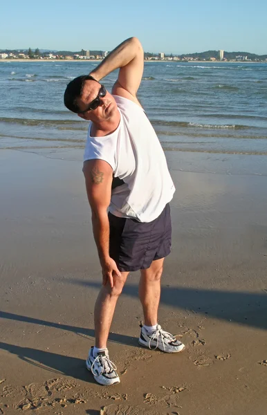 Stretching gyakorlatok a strandon — Stock Fotó