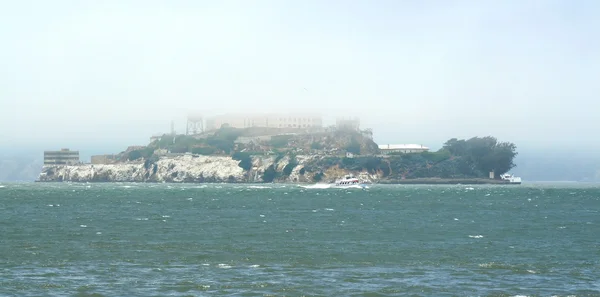 Alcatraz en la niebla — Foto de Stock