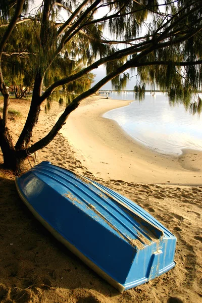 Barco cerca de la playa — Foto de Stock