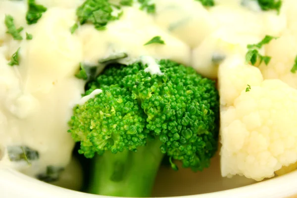 Brócoli con salsa blanca — Foto de Stock