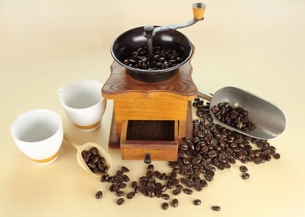 Kaffekvarn och kaffebönor — Stockfoto