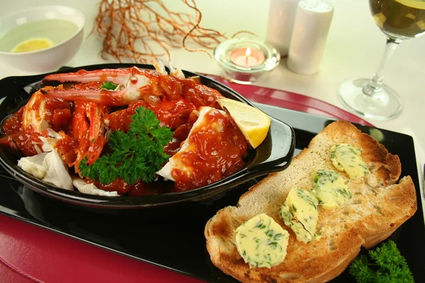 Crabi crăpați în sos de roșii — Fotografie, imagine de stoc