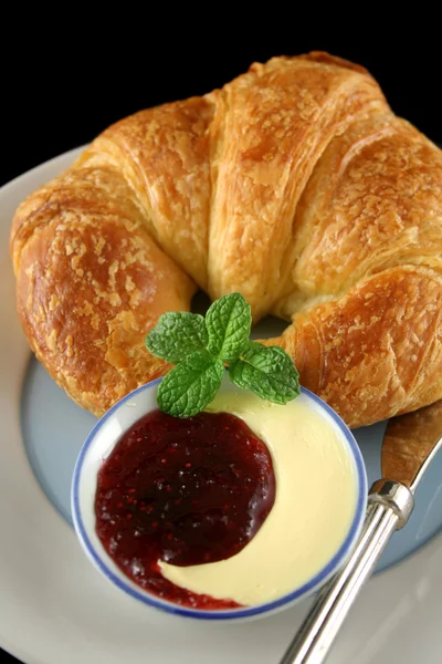 Croissant mit Marmelade 2 — Stockfoto
