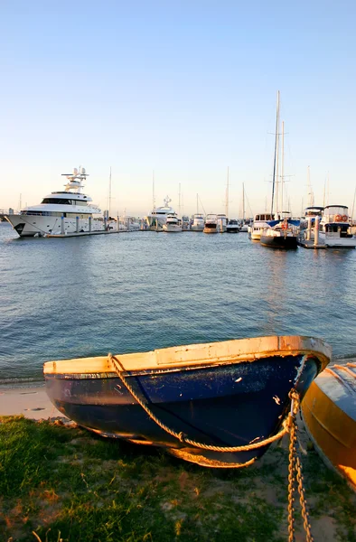 Blauwe rubberboot en jachten — Stockfoto