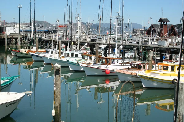 Рыболовные лодки Fifeman Wharf, Сан-Франциско, Калифорния — стоковое фото