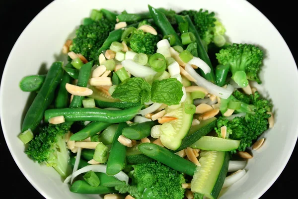 Verduras verdes com amêndoas 1 — Fotografia de Stock