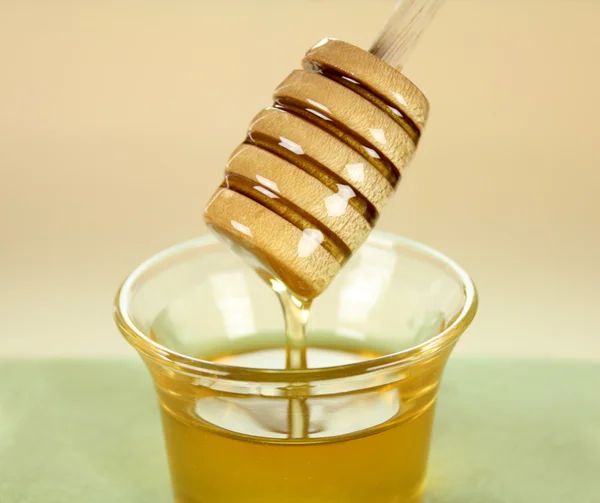 Ковш с медом — стоковое фото