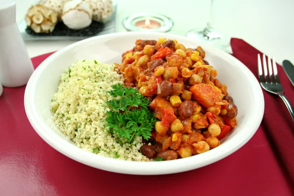 Grönsaker och linser köttgryta med couscous — Stockfoto