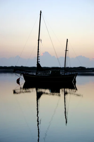 帆船在黎明之前 — 图库照片