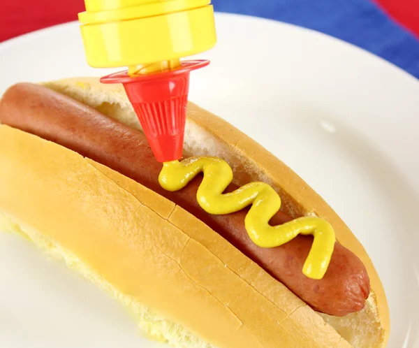 Moutarde sur hot-dog — Photo