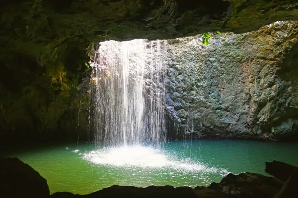 自然なアーチの滝 — ストック写真