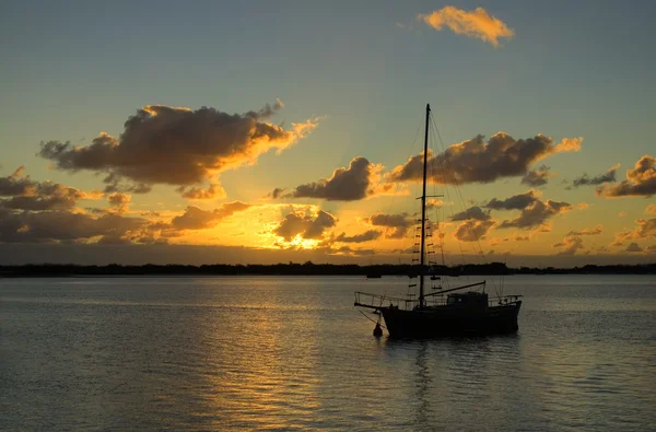 Nascer do sol velho ketch — Fotografia de Stock