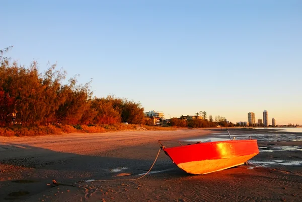 Barco rojo al amanecer — Foto de Stock