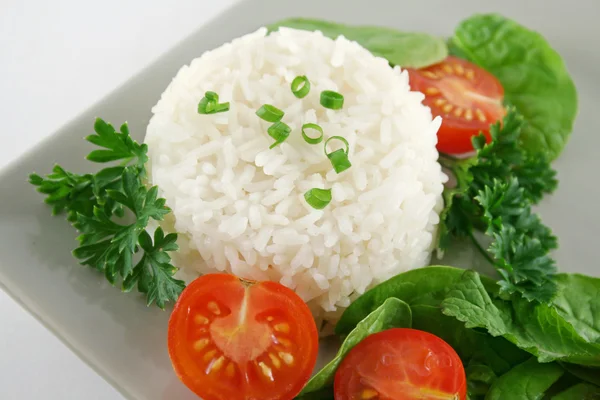 Pila de arroz y ensalada — Foto de Stock