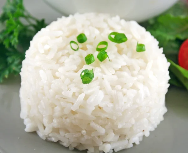 Pilha de arroz com guarnição — Fotografia de Stock