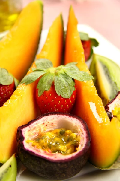 Strawberries And Passionfruit — Stock Photo, Image