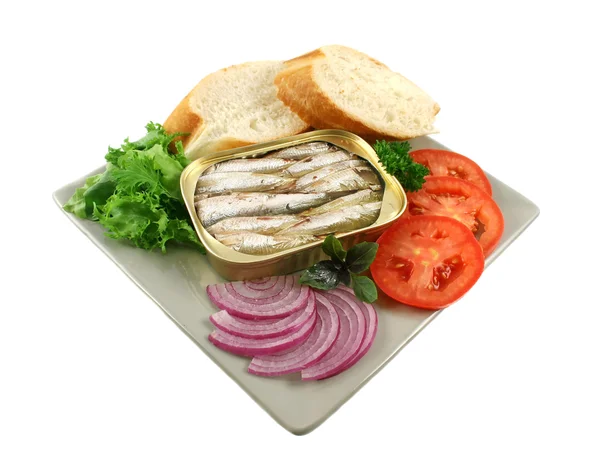 Sardinky s chlebem a salátem — Stock fotografie