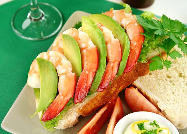 Karides ve avokado sandviç — Stok fotoğraf