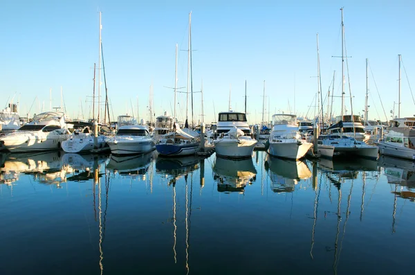 Марина лодки на рассвете — стоковое фото