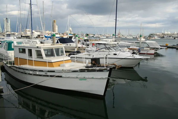 Старые лодки и новые лодки — стоковое фото