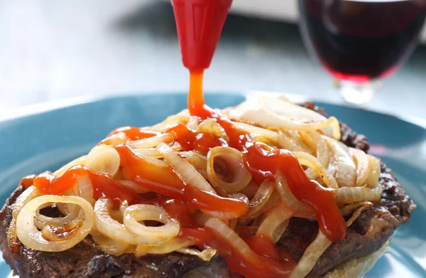 Ketchup op biefstuk Hamburger — Stockfoto