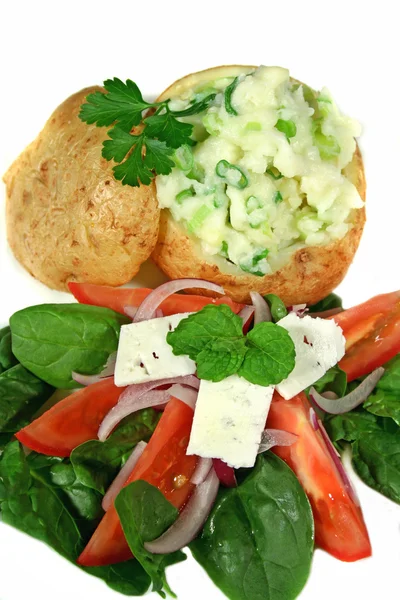Gevulde gebakken aardappel en salade — Stockfoto