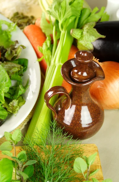 Pourer de aceite de oliva con verduras —  Fotos de Stock