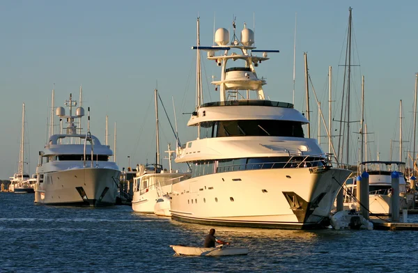 Satır tekne vs superyacht — Stok fotoğraf