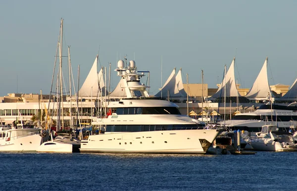 Superyacht på gold coast — Stockfoto