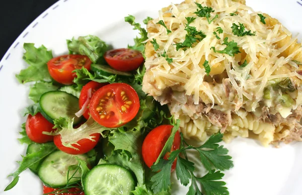 Tonfisk och pasta baka med sallad — Stockfoto