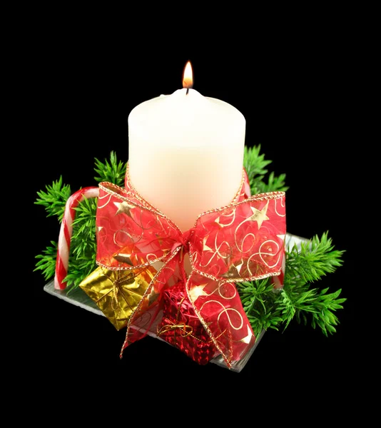 Рождественская свеча с бубном и украшениями — стоковое фото