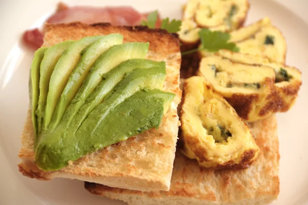 Avoocado Dengan Omelette — Stok Foto