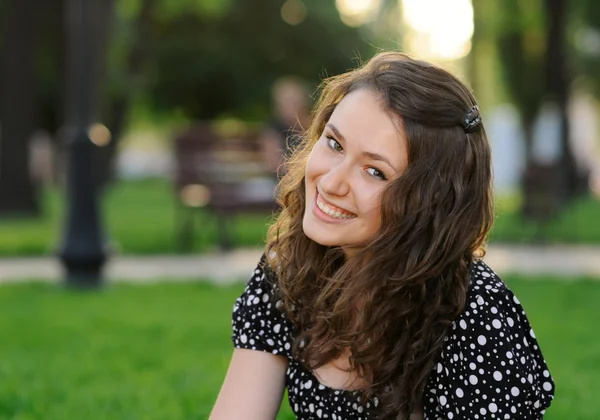 Krásná usměvavá dívka v parku — Stock fotografie